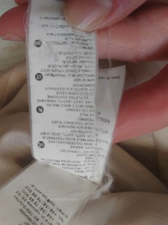 Żakiet w stylu safarii - piaskowy, lekko strukturalny materiał.