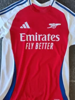Arsenal trøje fra 24/25 sæson