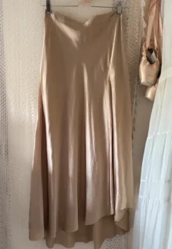 Asymmetrisk guld satin maxi nederdel fra Massimo Dutti