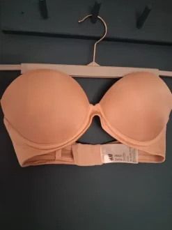 Axelbandslös bh med push up effekt från H&M strl 75B