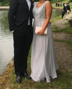 Balklänning med fina broderier - M