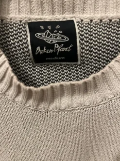 Beige stickad tröja med grafiskt tryck – stilren & unik