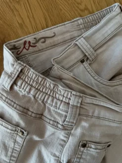 Beige Y2K jeans med broderade detaljer