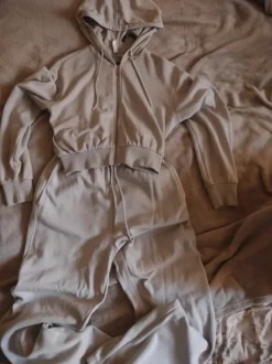 Beżowy komplet dresowy cropped hoodie + spodnie