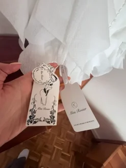 Biała krótka sukienka z falbanką