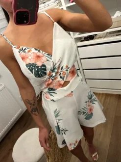 Białe letni kombinezon w kwiatki z wycięciami casualowy elegancki wiosna lato classy it girl 42/XL