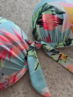 Bikinien yläosa
