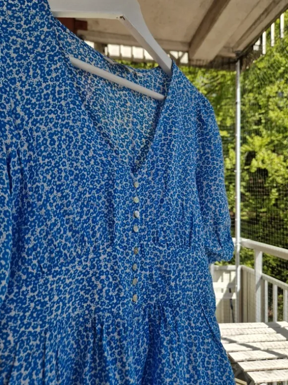 Blå blommig sommarklänning