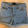 Blå jeansshorts från vero moda