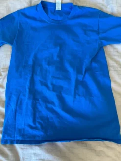 Blå t shirt