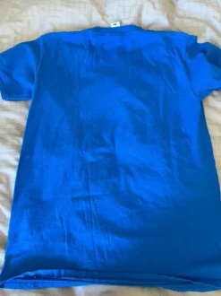 Blå t shirt