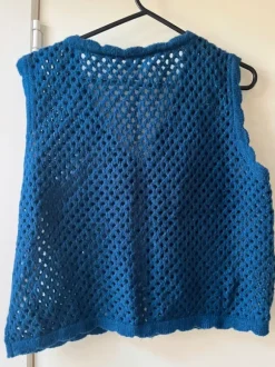 Blå vest i strik