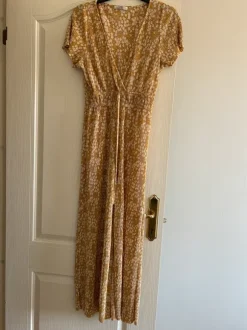 Blommig byxdress
