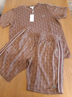 Brązowy męski komplet z wzorem Lacoste