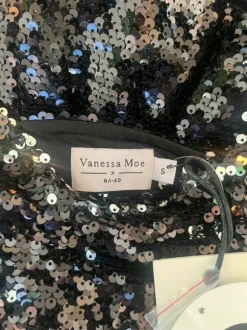 Byxdress med paljetter, Vanessa Moe