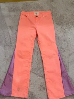 coola korall färgade jeans