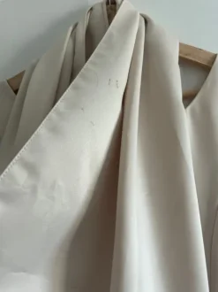Cremefärgad balklänning med sjal