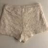 Cremefärgade spets shorts i storlek 134/140