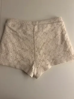 Cremefärgade spets shorts i storlek 134/140