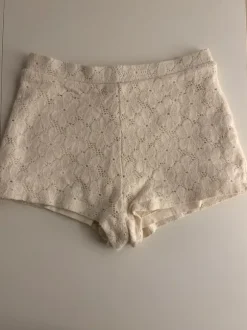 Cremefärgade spets shorts i storlek 134/140