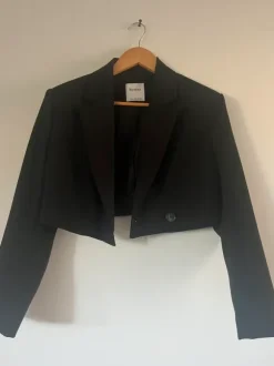 cropped czarna marynarka krótka bershka z poduszkami w ramionach
