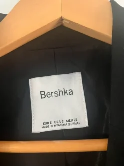 cropped czarna marynarka krótka bershka z poduszkami w ramionach