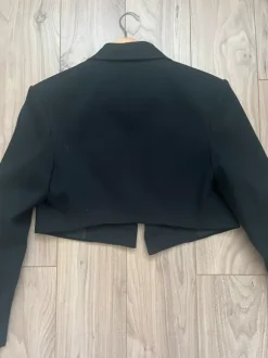 cropped czarna marynarka krótka bershka z poduszkami w ramionach