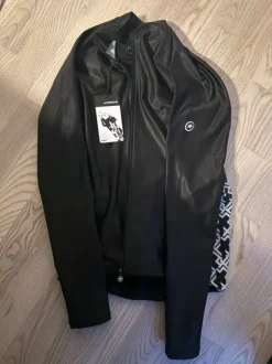 Cykel jakke fra Assos.