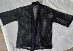 Czarna narzutka kimono z siateczki mesh