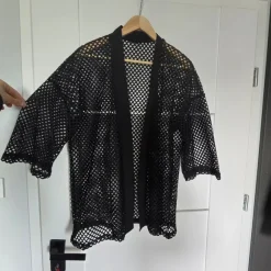 Czarna narzutka kimono z siateczki mesh