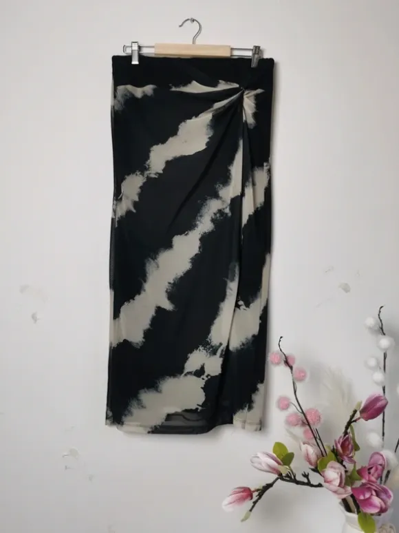 Czarna spódnica midi jasny wzór tie-dye siateczka elegancka wyjściowa casualowa wiosna lato M&S 38 M