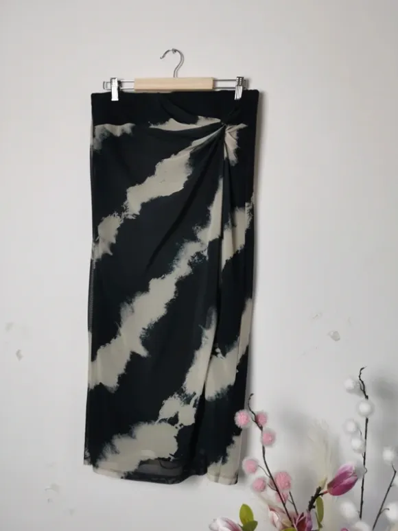 Czarna spódnica midi jasny wzór tie-dye siateczka elegancka wyjściowa casualowa wiosna lato M&S 38 M