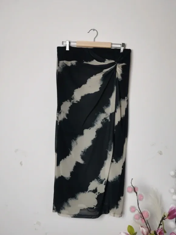 Czarna spódnica midi jasny wzór tie-dye siateczka elegancka wyjściowa casualowa wiosna lato M&S 38 M