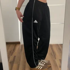 Czarne spodnie dresowe adidas y2k