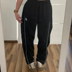Czarne spodnie dresowe adidas y2k