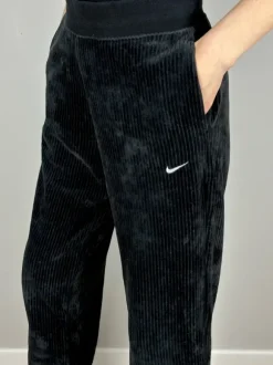 Czarne spodnie dresowe Nike sztruksowe welurowe joggersy