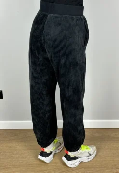 Czarne spodnie dresowe Nike sztruksowe welurowe joggersy