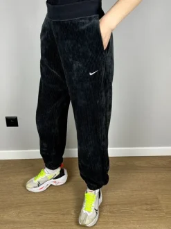 Czarne spodnie dresowe Nike sztruksowe welurowe joggersy