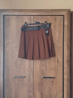 Czekoladowa spódnica mini z paskiem