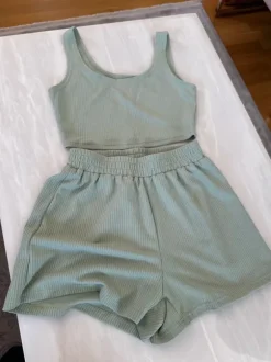 Det shorts och topp