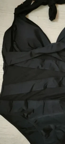 Elegancki, czarny jednoczęściowy strój kąpielowy M z siateczkowymi wstawkami, wiązany na szyi. Nowy.