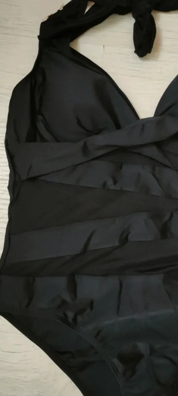 Elegancki, czarny jednoczęściowy strój kąpielowy M z siateczkowymi wstawkami, wiązany na szyi. Nowy.