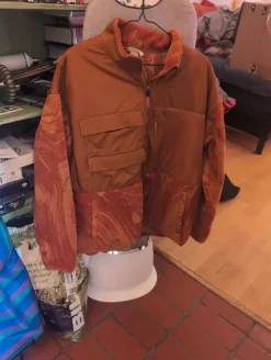En fleecetröja i brunt orange väldigt fin