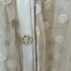 Fin lille blond cardigan med tryk knapper