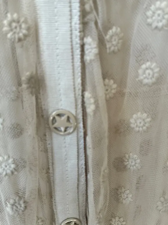 Fin lille blond cardigan med tryk knapper