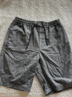 Fina kostymshorts, Won hundred
