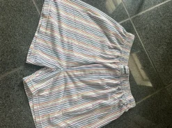 Fine bløde shorts i striber med elastik i taljen