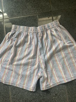 Fine bløde shorts i striber med elastik i taljen