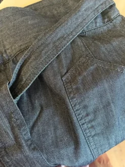 Flot denim nederdel med læg foran og binde bælte