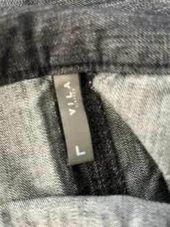 Flot denim nederdel med læg foran og binde bælte